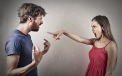 Woman accuse man