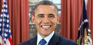 Barack Obama in front of USA flag