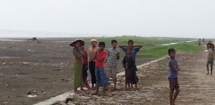 Rohingya children by the beach