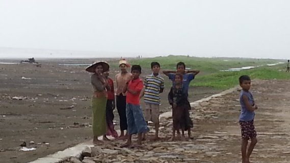 Rohingya children by the beach