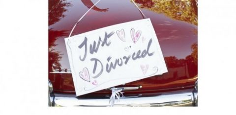 Just divorced sign hung on car