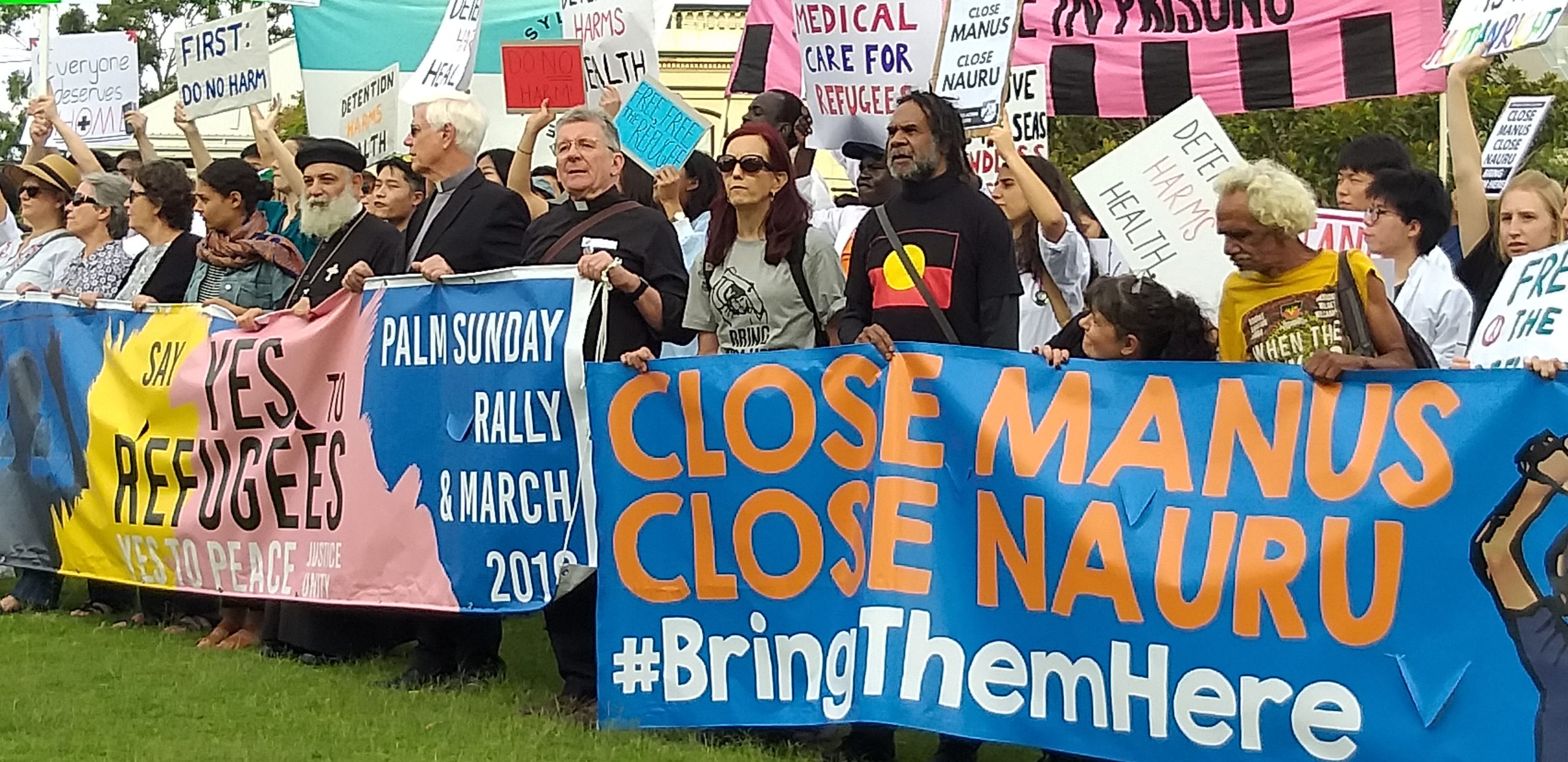 Close Manus gathering