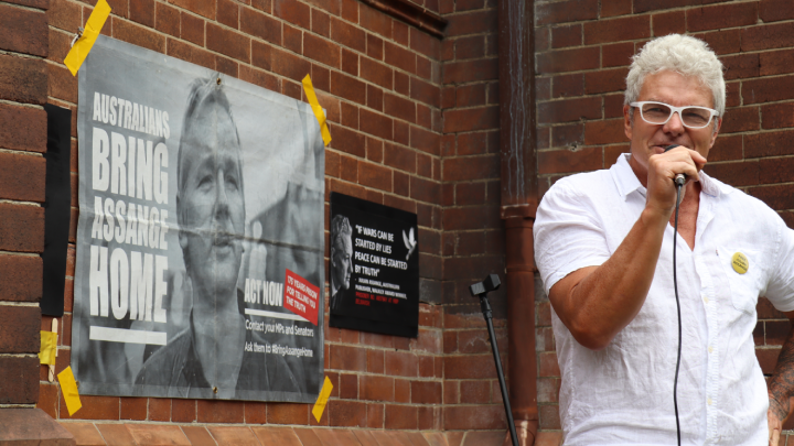 David McBride addresses a Free Assange rally in front of Anthony Albanese’s Marrickville Office in December 2022