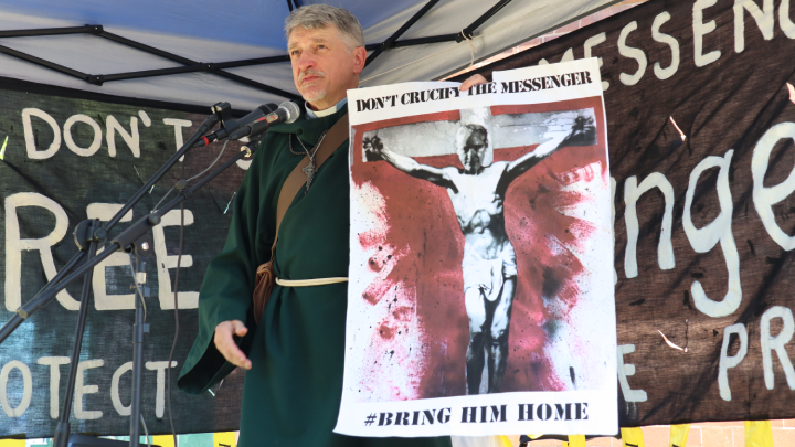 Father Dave Smith assures that Assange’s treatment is akin to crucifixion