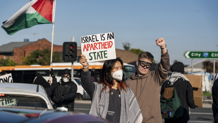 Shutting down Hoddle Street to ensure disruption, so that greater numbers take note of the mass slaughter and starvation being perpetrated by the apartheid state of Israel. Photo credit Matt Hrkac