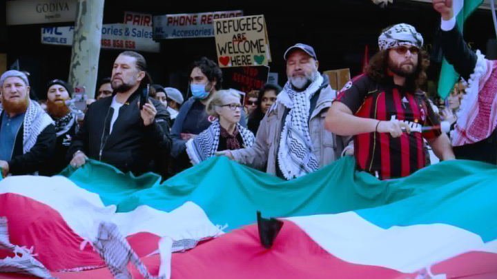 Palestine contingent counter-protesters opposing the 31 August March for Australia rally in Naarm. Photo credit Sumitra Vignaendra Palestine contingent counter-protesters opposing the 31 August March for Australia rally in Naarm. Photo credit Sumitra Vignaendra