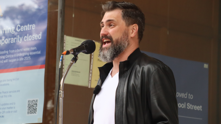 anticop founder Tom Raue addresses the December 2025 Watch the Cops rally